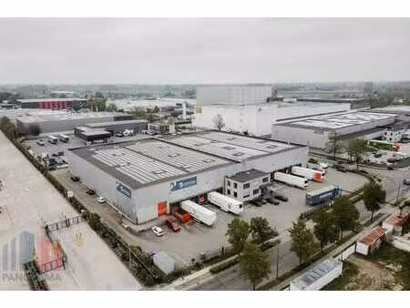 entrepôt logistique situé à un emplacement stratégique le...