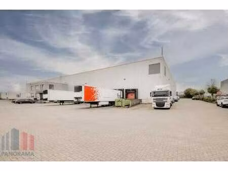 entrepôt logistique situé à un emplacement stratégique le...