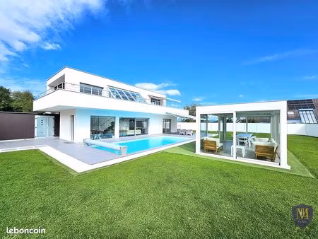 villa 6 pièces 260 m²