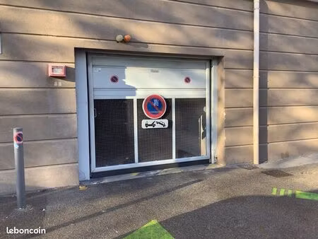 loue box garage fermé quartier pont de vivaux