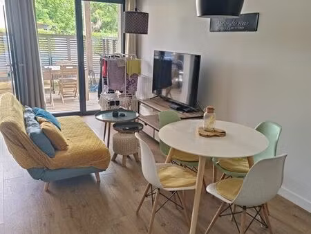 agréable petite maison avec jardin  terrasse et pergola en bois à louer en meublé longue d