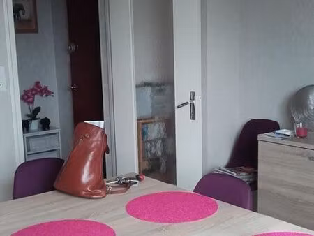 location t3 proche commerce dans résidence calme