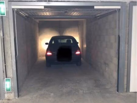 location garage avec rangement ou espace pour une moto en plus