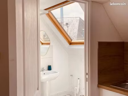 a louer- studio meublé 18m2 + 2m2 palier privatif - proche gare et centre ville