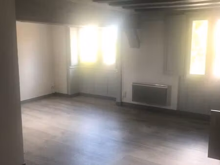 à louer : studio meublé au 1er étage sans ascenseur  situé au-dessus d'un commerce