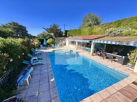 villa avec vue panoramique et piscine