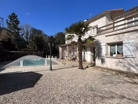 villa avec piscine sur 8 000 de terrain boisé