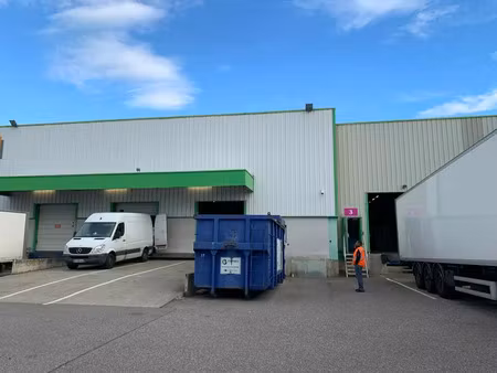location commerce 1113 m² à genas (69740)