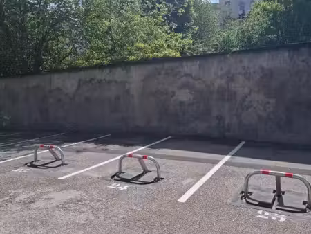 place de parking exterieure securisee