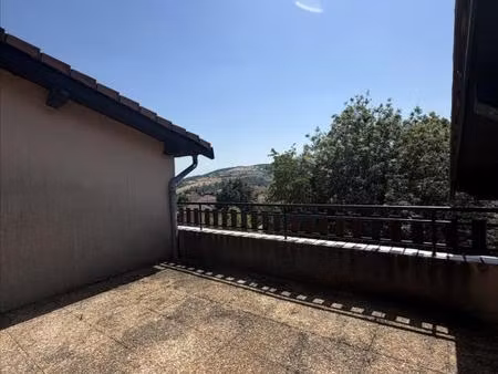 vaugneray – t2 meublé de 43 m² avec terrasse de 20 m² et garage