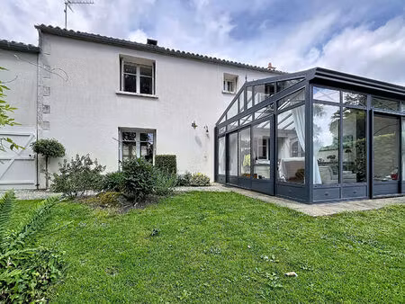 maison de caractère en pierre  4 pièces à vendre à fontenay-le-comte - 174 m² sur terrain 