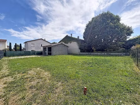 terrain bourg saint christophe 541 m2 avec un garage de 50m² au sol  clot et viabilisé.