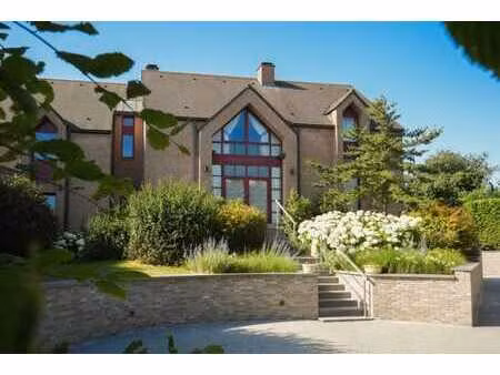 villa sur 5280m² avec partie professionnelle  piscine  tenni