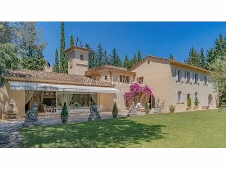 vente aux enchères : domaine provençal historique près de cannes