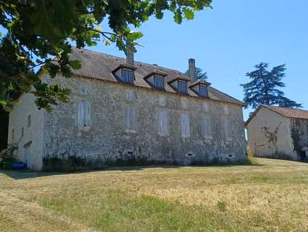 belle maison de maître sur 10 ha de prairies et de bois