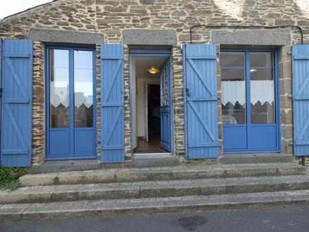 a cancale ! maison en pierre en excellent état  6 pièces  5 chambres !