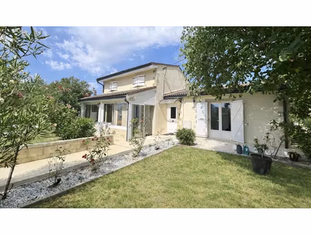 au calme à saint-andré de cubzac dans un quartier résidentiel   découvrez cette maison d'h