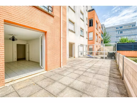 dans jolie copropriété avec grande terrasse et stationnement