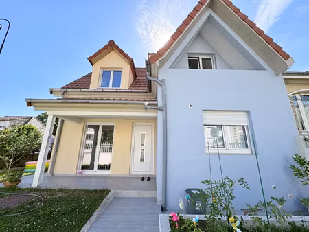 charmante maison rénovée située proche du centre-ville .