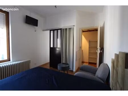 studio de 18 m2 dans maison 100m2 toutes charges comprises (élec  eau chauf inernet..)
