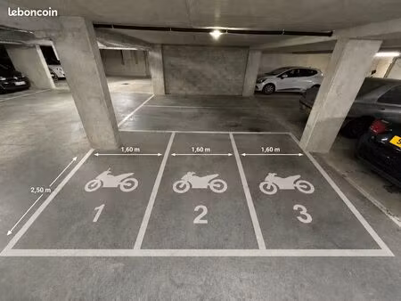 rare centre-ville – 3 places larges pour moto en parking sécurisé avec vidéosurveillance