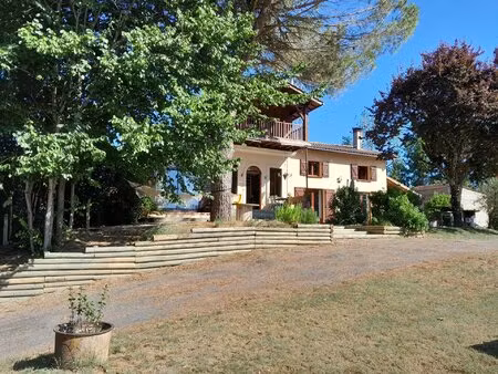 maison de caractère  atypique  avec vues  piscine et garage.