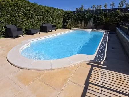 dans un quartier résidentiel  4 chambres - garage - piscine