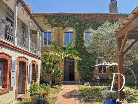 hôtel particulier avec jardin intérieur plaisance-du-gers