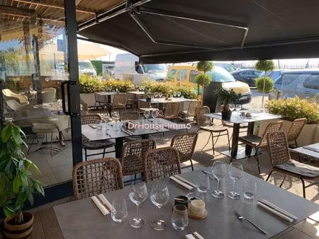 restaurant avec grande terrasse avec une vue sur les plaisanciers