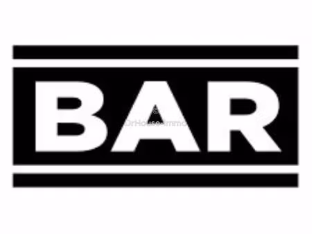 bar avec une grande terrasse vue mer