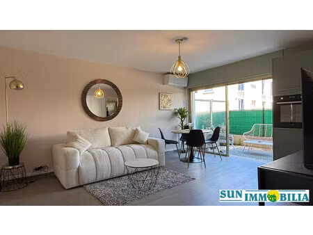 un superbe appartement studio rénové avec une grande terrasse