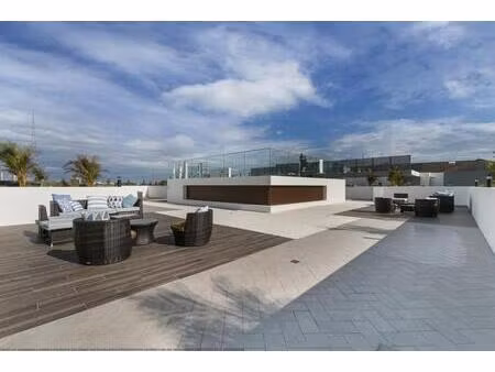 ** superbe appartement en dernier étage avec terrasse et 2 parkings à rueil malmaison