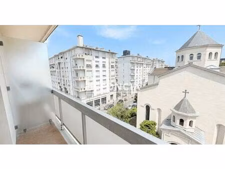 studio lumineux avec balcon et vue dégagée dans un secteur prisé