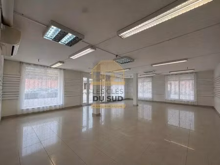 a vendre - centre-ville de saint-pierre local commercial/ professionnel de 79 24 m² enviro