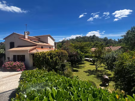 maison avec piscine dans un environnement calme