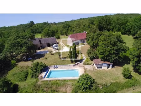 propriété de caractère sans voisin  avec piscine et dépendan
