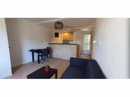 location meublée appartement 3 pièces 42.5 m² à mirabeau (84120)  735 €