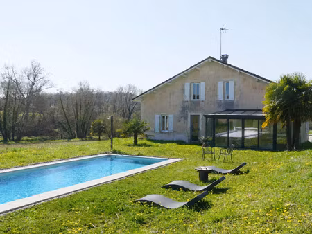 ferme rénovée avec piscine et dépendances