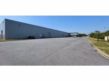 a louer entrepôt +/- 3.060 m² avec 1 quais de déchargement e