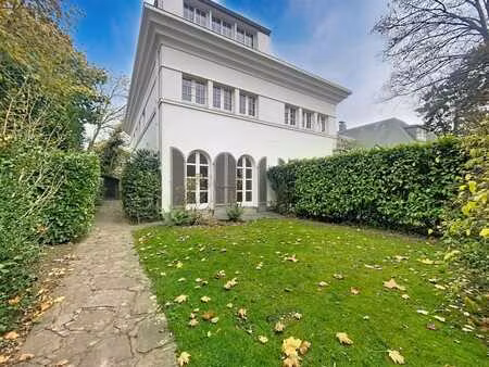 villa 3 façades dans quartier calme