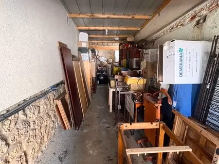 grand box fermé 24m2 + option parking