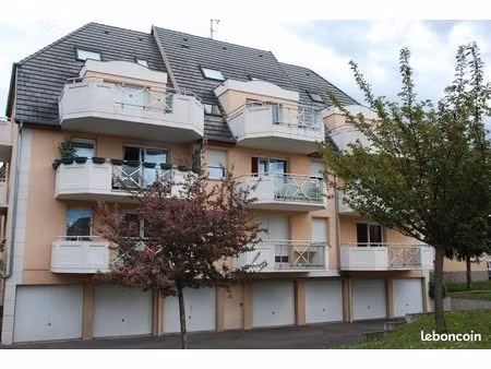une pièce meublée 25 m²