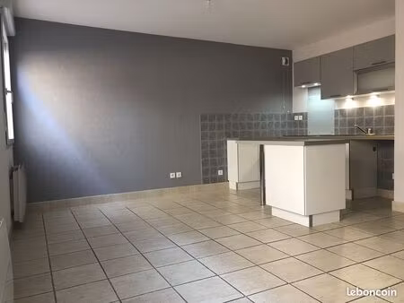 hypercentre bourgoin beau t2 55m² + garage fermé