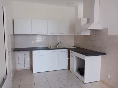 location maison 4 pièces 95 m² à cérons (33720)  870 €