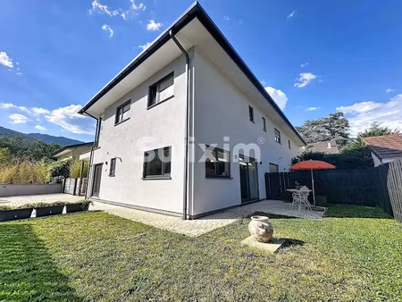 location meublée maison 3 pièces 83 m² à gex (01170)  2 390 €
