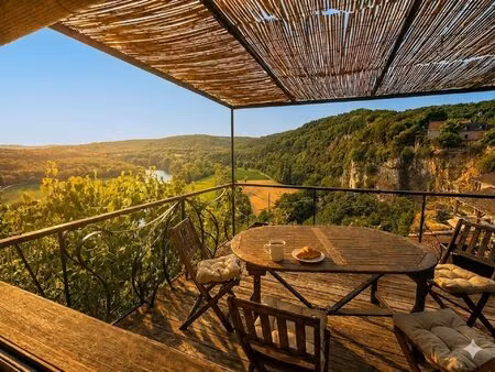 maison de village à calvignac en position dominante au coeur du parc naturel régional
