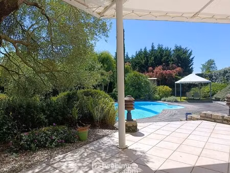 élégante maison de maître avec piscine  parc arboré et dépendances