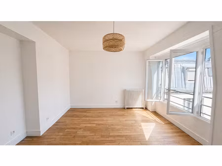 grand studio dernier étage avec ascenseur