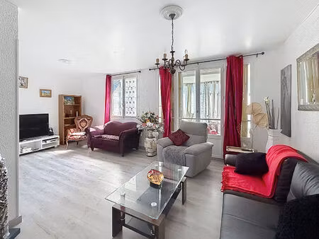 appartement t3  2 chambres avignon  trés proche remparts avec parking privatif