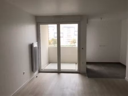 t2 avec balcon et parking à caen